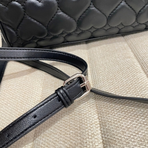 🔹️Betsey Johnson🔹 Black Heart Quilted Medium Barrel Satchel XOJEAN Chain Skull - Picture 6 of 6